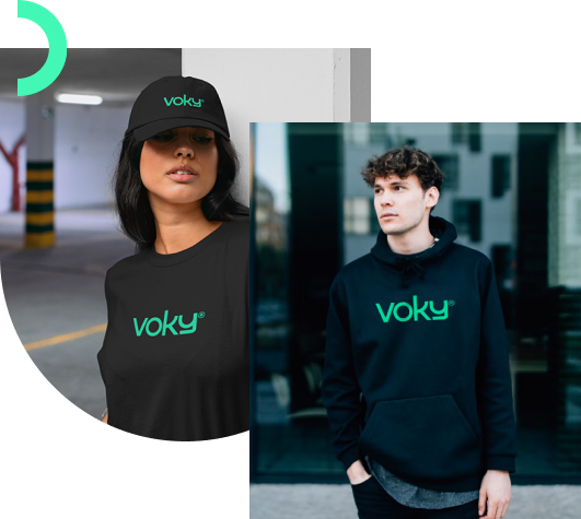 Två modeller: En kvinna i en svart keps och en svart T-shirt med "Voky" tryckt på båda plaggen. En man i en hoodie med "Voky" tryckt på bröstet.